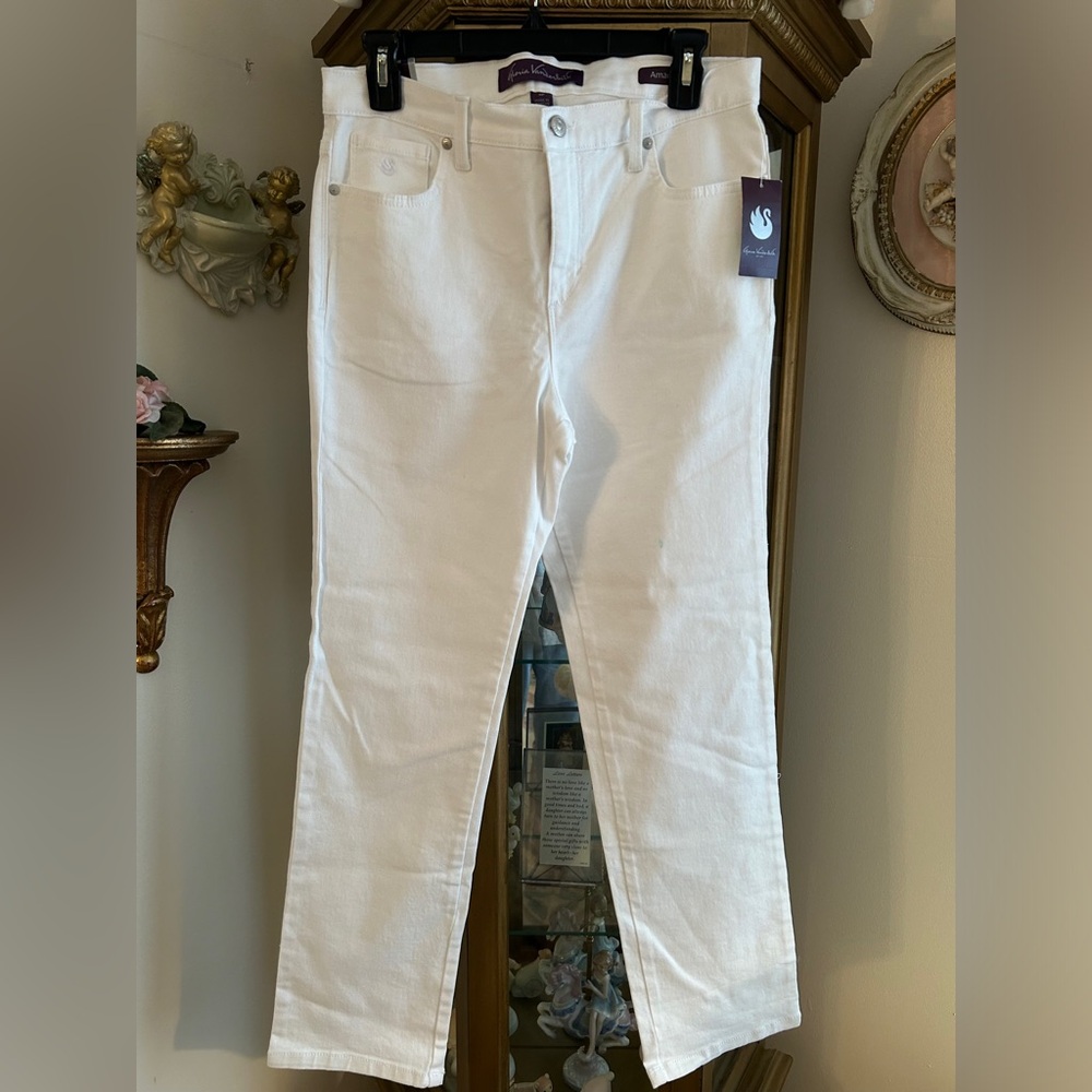 Gloria Vanderbilt NWT white jeans size 8P. C:4000-10-5/19/26